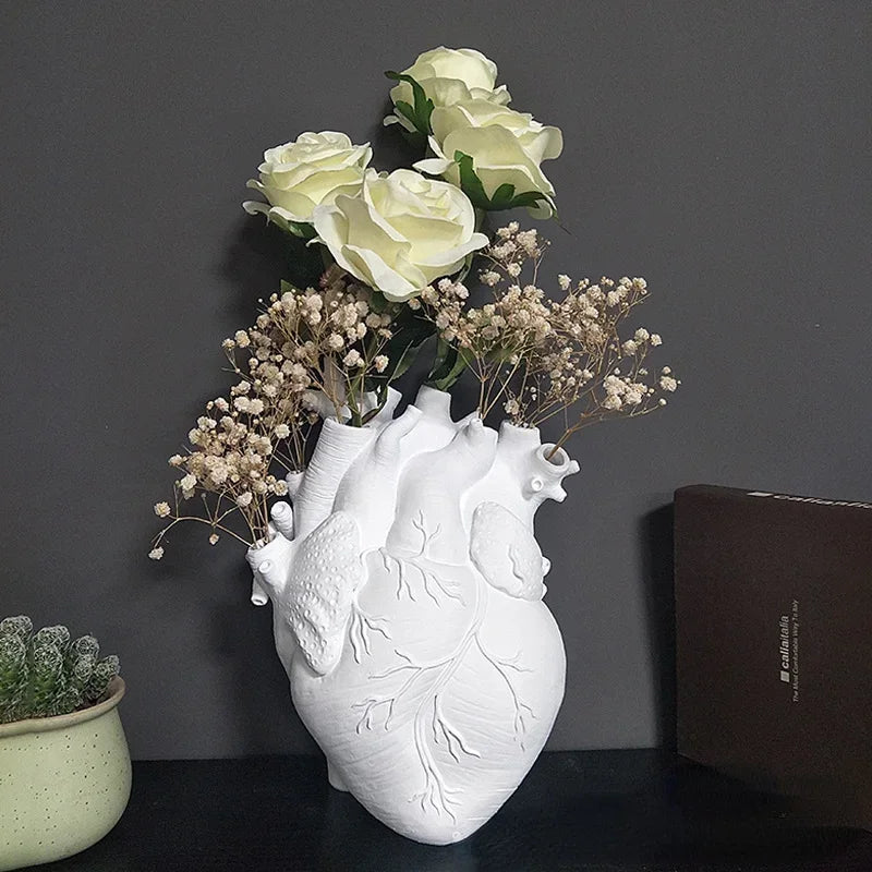 Heart-shaped vase resin vase dried flower container vase flower pot human sculpture desktop flower pot home decoration ornaments