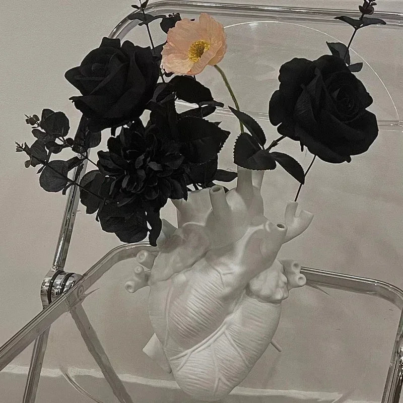 Heart-shaped vase resin vase dried flower container vase flower pot human sculpture desktop flower pot home decoration ornaments